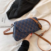 데님 엠보 체인 크로스백