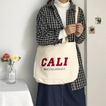 겨울 나들이 코디 여자 양털디자인 끈조절 크로스백 베이직