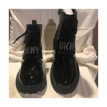 라인석 로고가 있는 DKNY 컴뱃 부츠. 여아 사이즈 4 페이턴트 가죽 박스 내 할머니선물
