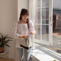 다잇템 여자 잔주름 볼드숄더 콩단추 스퀘어넥 화이트 블라우스