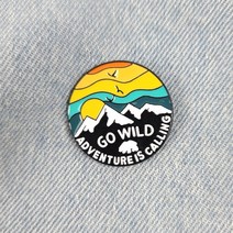 BC122 눈 덮힌 산 등산 모험 Go wild 배지 뱃지 브로치