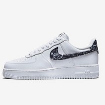 나이키 운동화 에어포스1 07 에센셜 페이즐리 스우시 DH4406-101