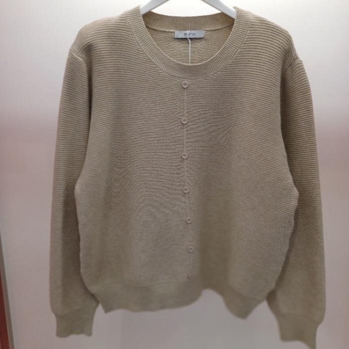라티움 Destijl HC06 부드럽고 깔끔한 골지느낌 단추 라운드 니트티 D2541sw01B 41292130 427384