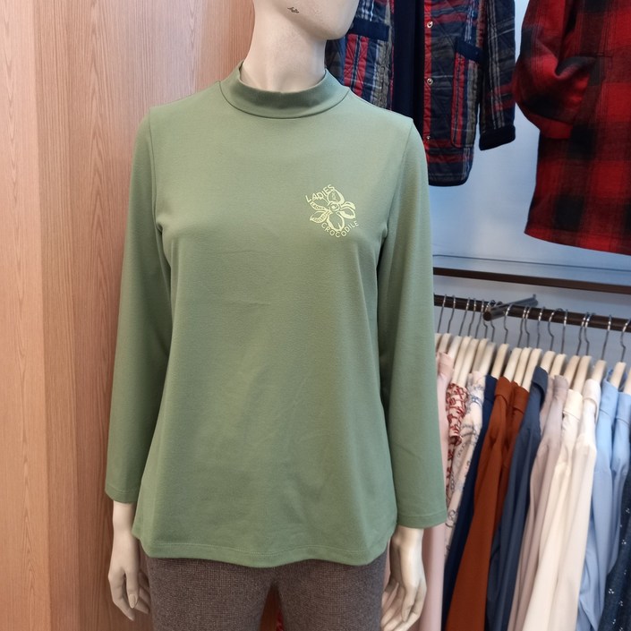 크로커다일레이디  얇팍한 반폴라,,이너로 입기 좋아요