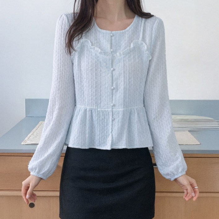 라라온 링클 라운드넥 콩단추 프릴 블라우스 26TSP3725