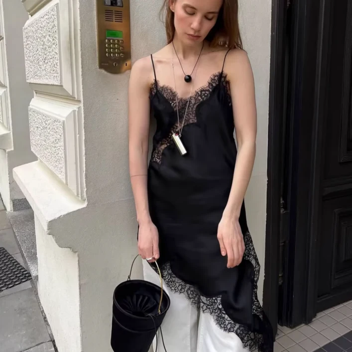 2026 레이스 실크느낌 가는끈 브이넥 슬릿 디자인 비대칭 허리라인 새틴 원피스