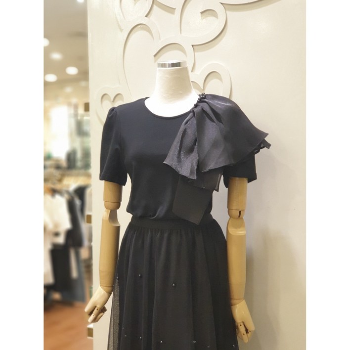 샤틴 언발 프릴 포인트 라운드 티셔츠