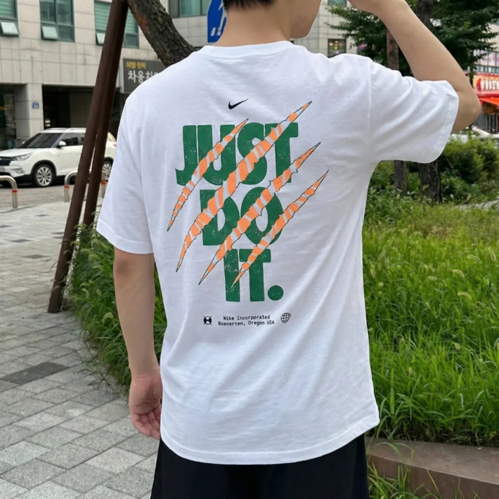 당일발송 나이키 NIKE 남녀공용 NSW 오버핏 그래픽 반팔 티셔츠 남성 여성 반팔티 스포네틱 양말