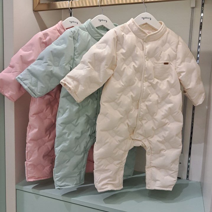 아가방 초특가세일포근한 다운 방한 우주복  깔끔한  다운 패딩우주복 손싸개 발싸개가있어 바람한점 들어올곳이 없겠네요