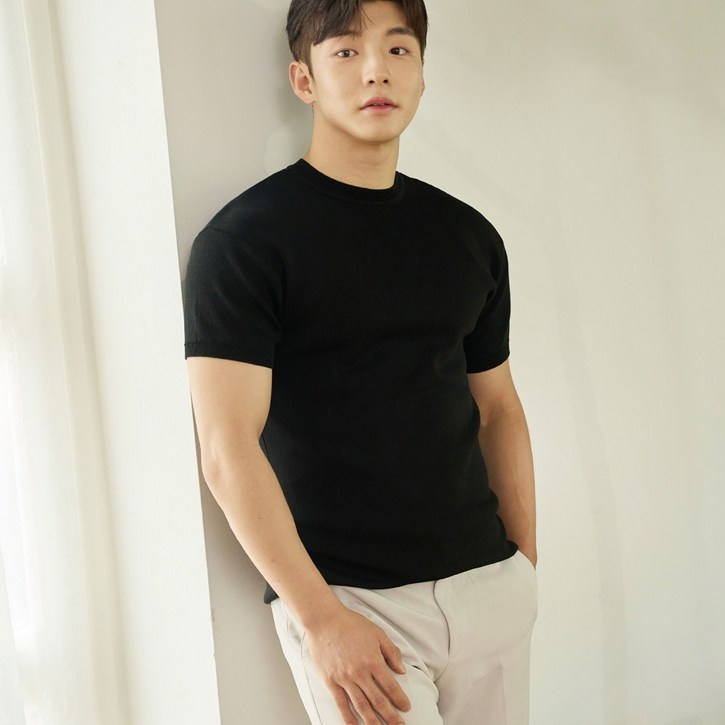핵쿨남 어깨넓어보이는 남자 아이스 머슬핏 반팔 니트